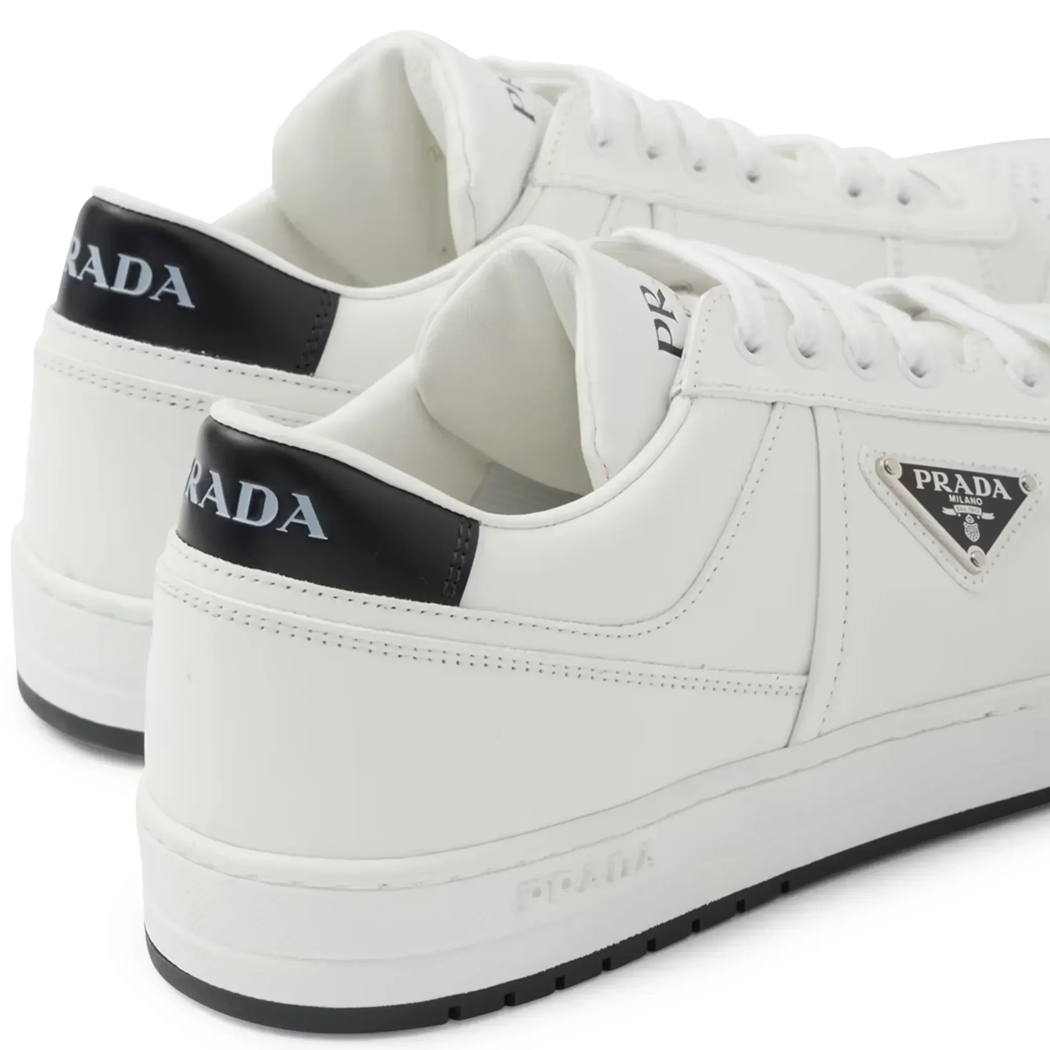 Prada Downtown Triangle-Logo Sneaker in Weiß-Schwarz